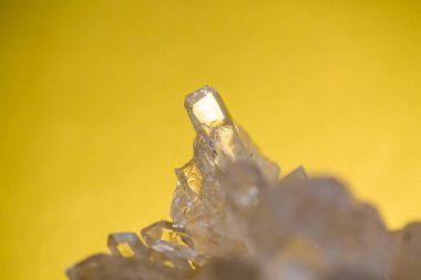 Altın arka plan üzerinde kaya kristali