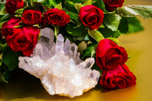 Kryształ skały między, róże, złoto kolorowe tło — Zdjęcie stockowe