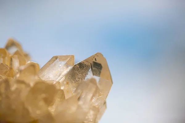 Скельний кристал перед блакитним небом — стокове фото