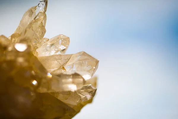 Cristal de roca frente al cielo azul — Foto de Stock