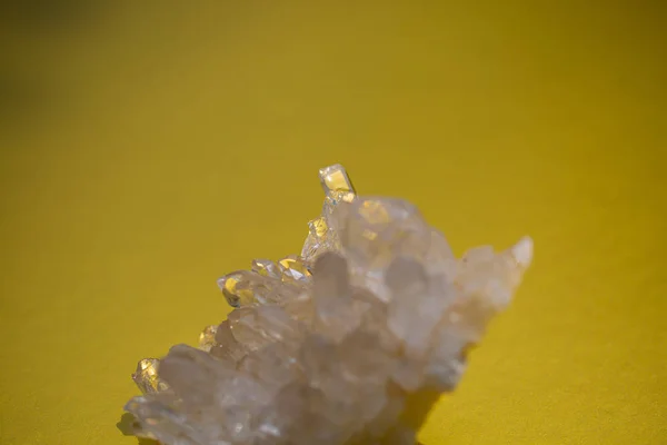 Скельний кристал на золотому тлі — стокове фото