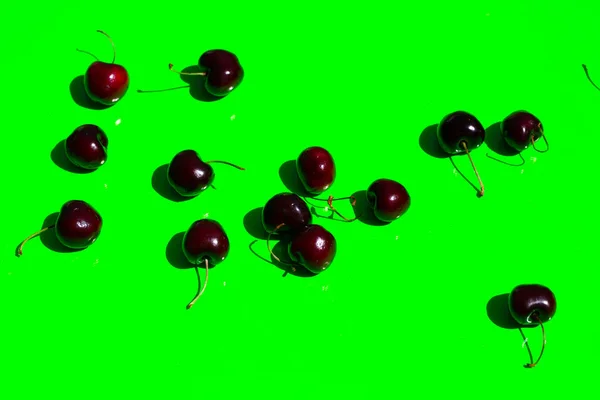 Cerezas confusas, fondo verde —  Fotos de Stock