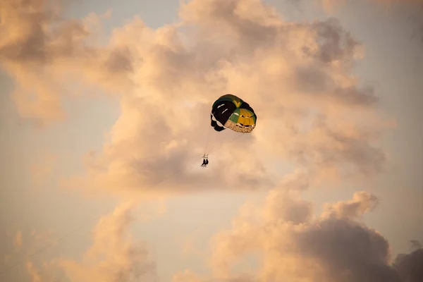 Tandem flight in the evening sky — Stock Photo, Image