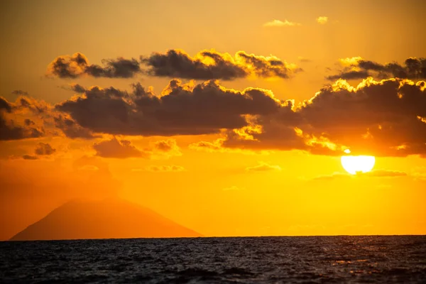 Захід сонця з видом на Стромболі з Тропея, — стокове фото