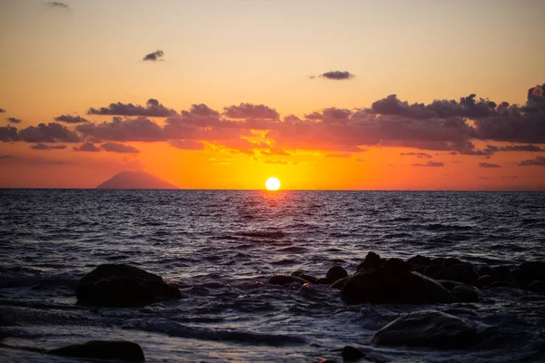 Захід сонця з видом на Стромболі з Тропея — стокове фото