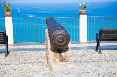 Gözlem güvertesinde antika top, tropea