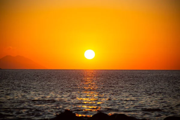 Fumar Stromboli al atardecer — Foto de Stock