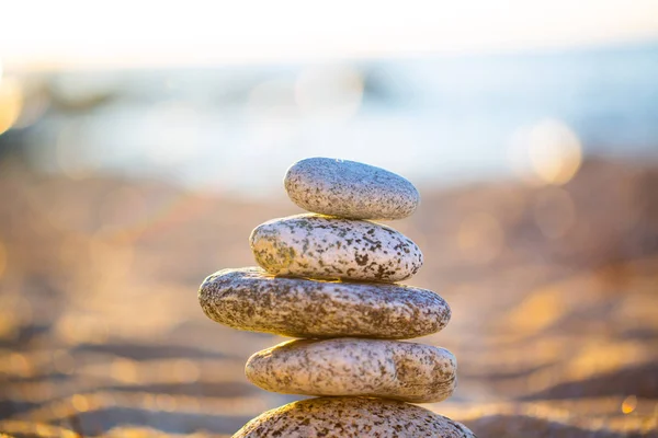 Steinturm am Meer, Gleichgewicht, Gleichgewicht, innere Ruhe — Stockfoto