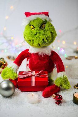 Karda noel topu ile Grinch