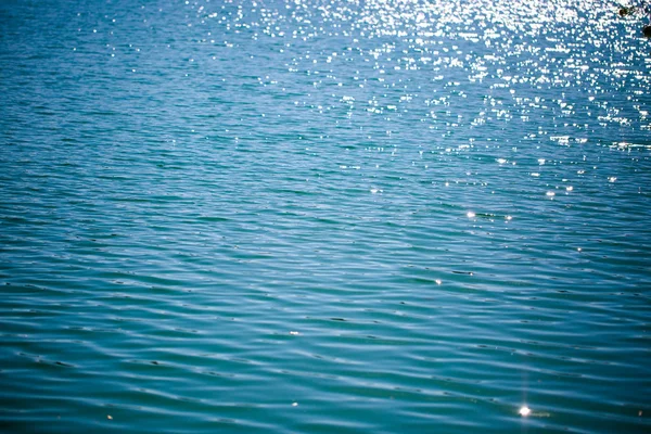 Glinsterend meer in de herfst, blauw meer, blauwe achtergrond, water — Stockfoto