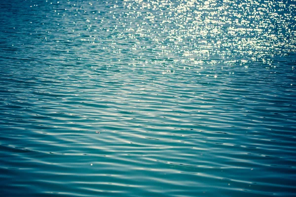 Třpytivé jezero na podzim, modré jezero, modré pozadí, voda — Stock fotografie