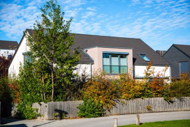 Münih 'teki modern aile evi, mavi gökyüzü.