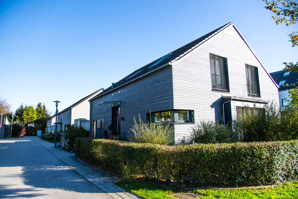 Современный деревянный дом в жилом массиве, Германия
