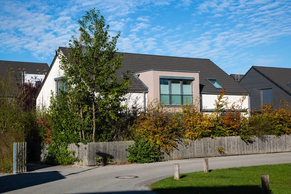 Münih 'teki modern aile evi, mavi gökyüzü.