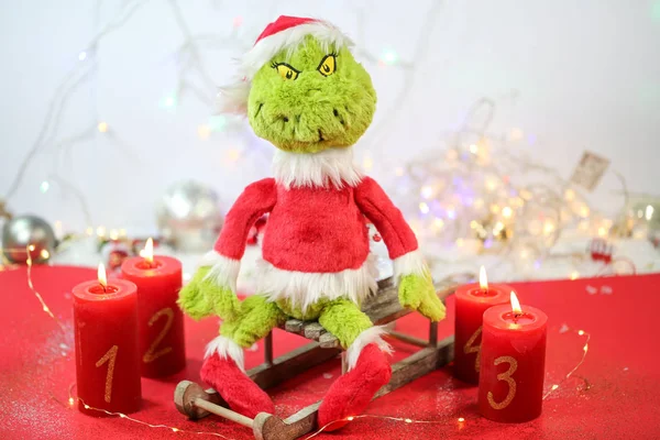 Mumlar ve peri ışıklarıyla grinch