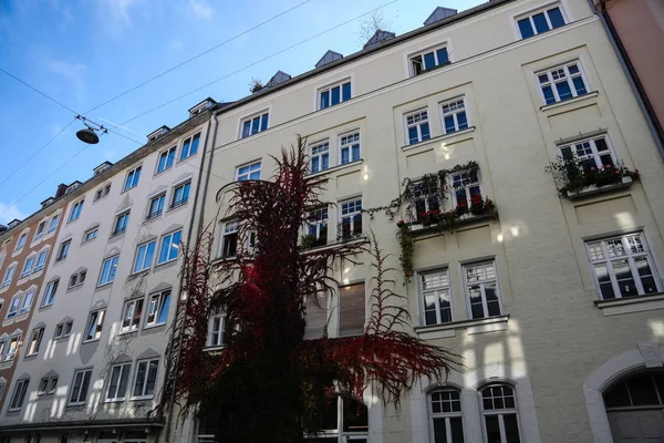 Hermosa calle en el casco antiguo con casas antiguas renovadas — Foto de Stock