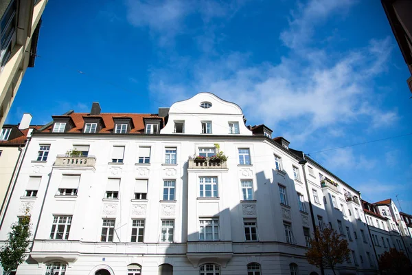 Schöne Straße in der Altstadt mit sanierten Altstadthäusern — Stockfoto