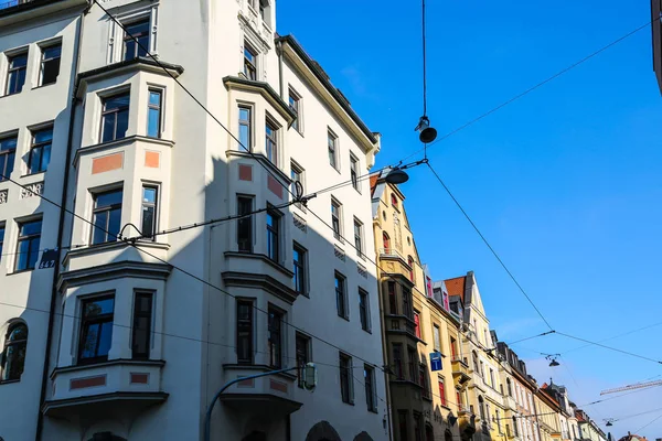 Hermosa calle en el casco antiguo con casas antiguas renovadas — Foto de Stock