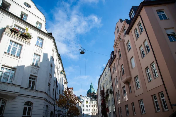 Schöne Straße in der Altstadt mit sanierten Altstadthäusern — Stockfoto