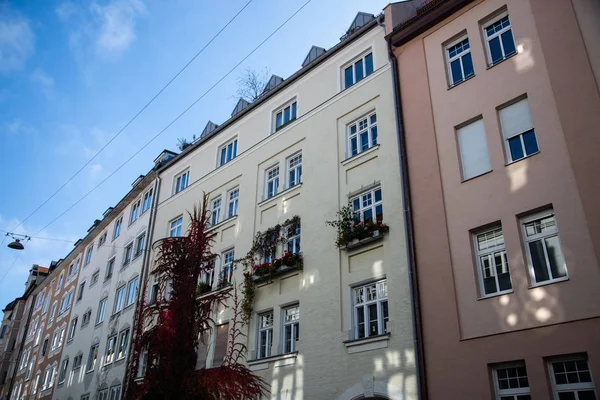Schöne Straße in der Altstadt mit sanierten Altstadthäusern — Stockfoto