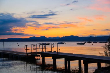 İtalya, Bardolino 'da iniş sahnesiyle gün batımı