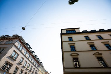 Münih 'teki evler Schwabing, mavi gökyüzü