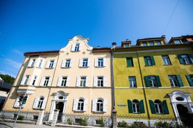 Münih 'teki evler Schwabing, mavi gökyüzü