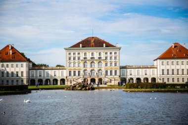 Güneşli bir sonbahar gününde Nymphenburg Sarayı 'nda kuğular, martılar ve kazlar...