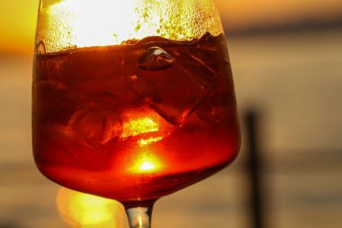 Bardolino 'da gün batımı aperatifi, buzlu ve narenciyeli içecek.