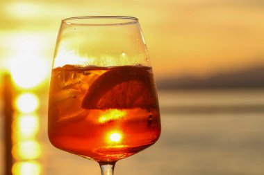 Bardolino 'da gün batımı aperatifi, buzlu ve narenciyeli içecek.