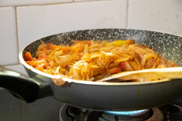 油炸洋葱片放在油锅里 油炸洋葱在炉子上煎 做饭的食物 自制的食物 有选择的重点 — 图库照片