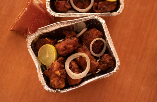 Frite Poulet Indienne Emballée Pour Livraison Domicile Dans Récipient Aluminium — Photo