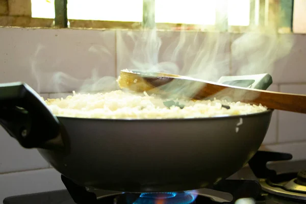 Büyük Dökme Bir Tencerede Pirinç Pilavı Pişirmek — Stok fotoğraf