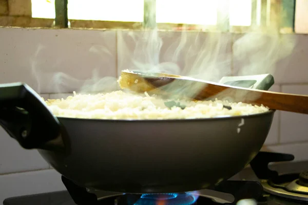 Cocinar Pilaf Arroz Una Olla Grande Hierro Fundido Llamas — Foto de Stock