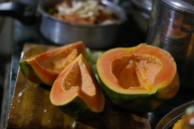 Papaya, dilimlenmiş. Lezzetli taze egzotik sağlıklı meyveler. Papaya resmini kapat