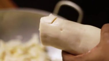 Hint tarifi hazırlamak için taze manyok kesiyorum.