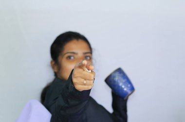 Hintli kadın portresi ekranı işaret ediyor