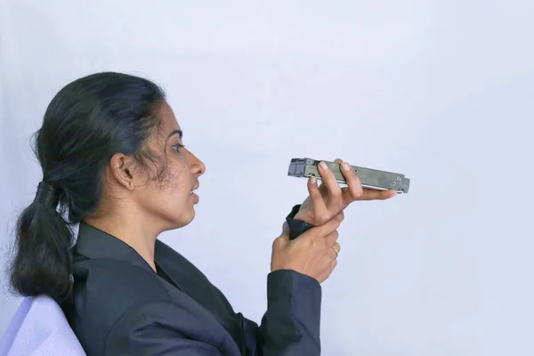 İş güvenliği sistemi konsepti olarak güvenli yedek disk deposu olan kadın