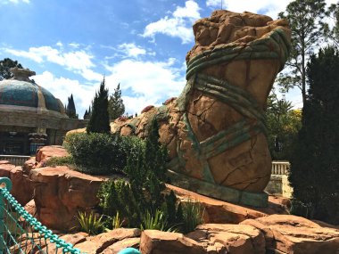 Orlando Florida 'daki Universal Stüdyoları tema parkında, parlak güneş ışığında sandaletteki dev bir ayak heykeli.