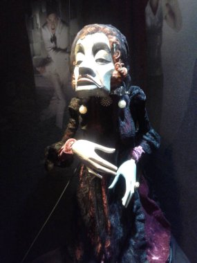 Augsburger Puppenkiste 'de çarpıcı bir ışık altında yaşlı bir kadının ürkütücü kuklası.