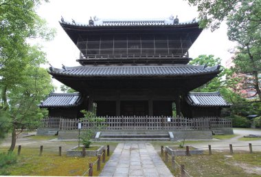 Fukuoka Japonya 'daki korkunç, perili, boş tapınak.