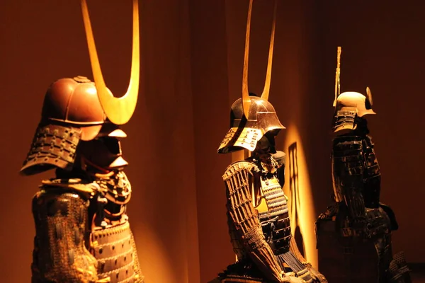Ősi Szamuráj Harcosok Béklyói Drámai Fényben Egy Tokiói Múzeumban — Stock Fotó