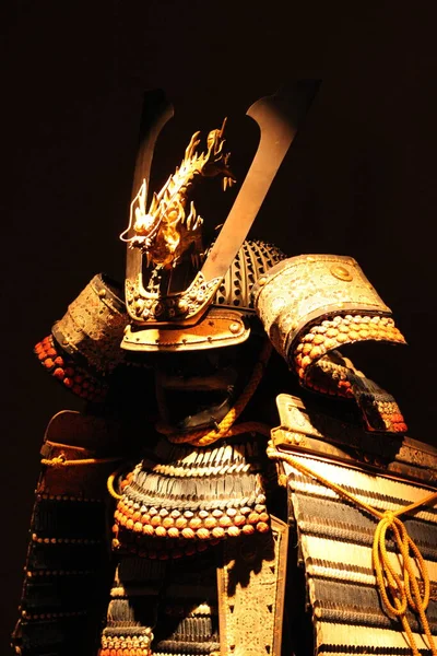 Hjälm Med Draksymbol För Uråldrig Samuraj Dramatisk Belysning Visas Samurajmuseet — Stockfoto