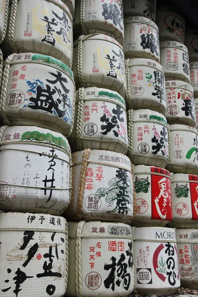 Tokyo 'daki Meiji Jingu Tapınağı' nın parkında kutsal sake ile dolu antik fıçılar görülüyor.