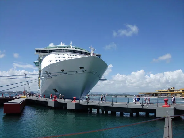 カリブ海の桟橋で停泊しているクルーズ船サンフアンプエルトリコ晴れた日に — ストック写真