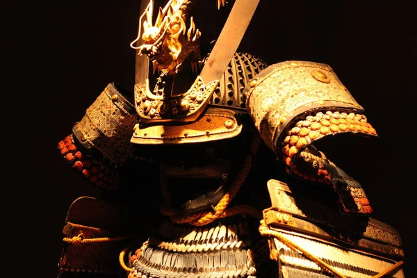Casco Con Símbolo Dragón Emblema Antiguo Samurai Iluminación Dramática Exhibido Fotos de stock libres de derechos