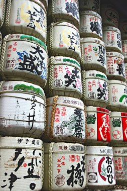Tokyo 'daki Meiji Jingu Tapınağı' nın parkında kutsal sake ile dolu antik fıçılar görülüyor.