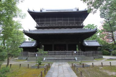 Fukuoka Japonya 'daki korkunç, perili, boş tapınak.