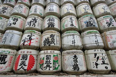 Tokyo 'daki Meiji Jingu Tapınağı' nın parkında kutsal sake ile dolu antik fıçılar görülüyor.