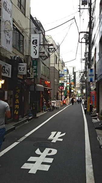 东京郊区有小商店的街道 — 图库照片